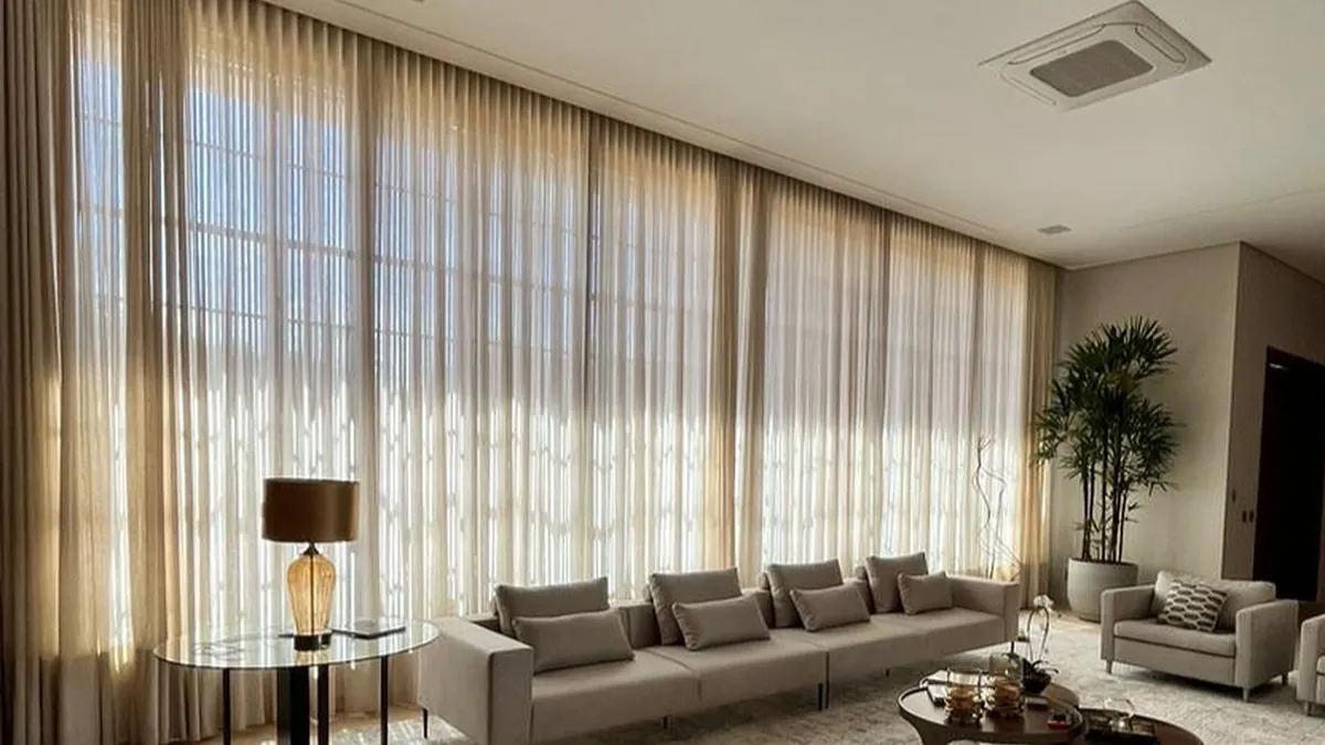 Cortina de linho planejada com acabamento elegante em ambiente claro