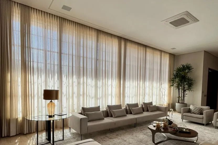 Sala com cortinas e persianas planejadas sob medida em Brasília DF